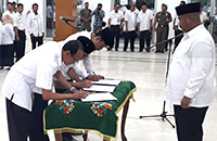 Tiga perwakilan pejabat melakukan penandatanganan berita acara pengambilan sumpah di hadapan Bupati Edi Damansyah