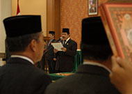 Bupati Kukar H Syaukani HR ketika mengambil sumpah jabatan para pejabat struktural di lingkungan Pemkab Kukar