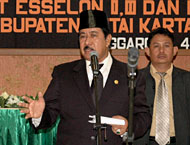 Bupati Kukar H Syaukani HR ketika menyampaikan amanatnya pada acara pengambilan sumpah jabatan dan pelantikan pejabat struktural Pemkab Kukar