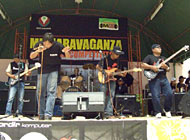 Aksi Turbine Band yang akhirnya tampil sebagai Juara I Mutiaravaganza 2006 di Muara Badak
