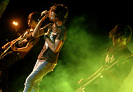 Aksi Sendawar Band yang ikut ambil bagian dalam acara <i>Ngapehan</i>