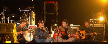 Dedi Sudarya (kedua dari kiri) membawakan 2 buah tembang berbahasa Kutai ciptaan sendiri