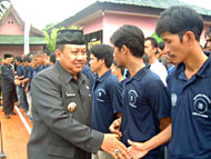 Pj Bupati Kukar Hadi Sutanto saat menyalami para napi dan tahanan usai memimpin upacara peringatan Hari Bhakti Pemasyarakatan ke-41 di Lapas Tenggarong