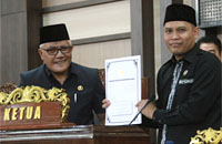 Pj Bupati Kukar H Chairil Anwar menyerahkan Nota Rancangan Perubahan APBD 2015 kepada Ketua DPRD Kukar Salehudin SSos SFil