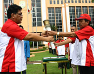 Plt Sekkab Kukar HM Aswin (kiri) menerima Obor Nusantara yang diserahkan Asisten IV Sekkot Samarinda H Abdul Rahim