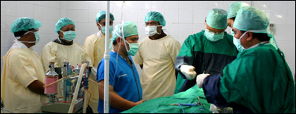 Suasana kegiatan operasi bibir sumbing yang disaksikan langsung Pj Bupati Kukar Hadi Sutanto (kedua dari kiri)