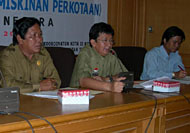 Sekkab Kukar HM HUsni Thamrin (tengah) saat membuka Lokakarya P2KP