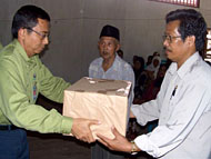 Daday Sudrajat dari VICO Indonesia ketika menyerahkan paket lebaran secara simbolis kepada Kades Tanjung Limau Abd Gani P untuk selanjutnya diserahkan kepada kaum dhuafa