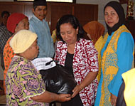 Salah seorang pengurus Partai Golkar Kaltim Ny Philipus menyerahkan bantuan sembako secara simbolis kepada warga