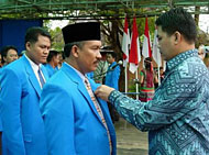 Ketua DPW PAN Kaltim Andi Harun (kanan) menyematkan tanda jabatan Ketua Partai kepada HM Irkham