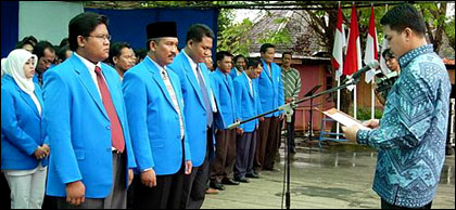 Ketua DPW PAN Kaltim Andi Harun ketika melantik dan mengesahkan kepengurusan DPD PAN Kukar periode 2005-2010 di Tenggarong, Sabtu (18/02) kemarin