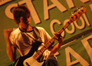 Salah seorang personel Jagung Rebus Band beraksi pada malam pembukaan Parade Musik Kampus II 2005