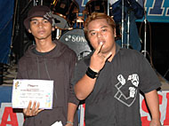 Gitaris Destroyer Band, Dodi (kiri), dan Febri dari Gado-Gado Band usai menerima piagam dan hadiah dari panitia
