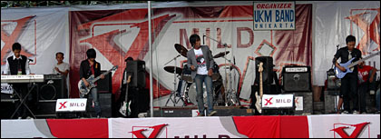 Penampilan Chromatics Band yang tampil pada hari kedua Parade Musik Kampus III se-Kaltim pada sesi siang kemarin