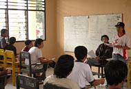 Suasana <i>technical meeting</i> pihak panitia dengan perwakilan peserta Parade Musik Kampus III se-Kaltim di kampus Unikarta Tenggarong tadi pagi
