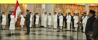 Suasana upacara pengukuhan Paskibra Kukar tahun 2007 di Pendopo Odah Etam, Tenggarong, Kamis (16/08) malam