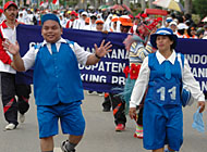 Meski anak-anak didiknya tidak ikut pawai, dua orang guru ini mewakili mereka dengan mengenakan seragam Taman Kanak-Kanak lengkap dengan tingkah polah layaknya anak-anak dibawah umur