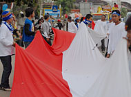 Bentangan bendera Merah Putih terpanjang yang dibawa anggota Arema Kukar