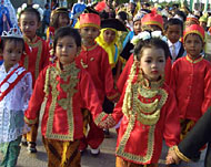 Para murid TK dengan busana tradisional masing-masing turut berpartisipasi dalam pawai pembangunan