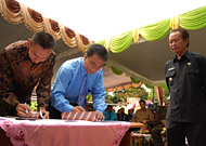 Pj Bupati Sjachruddin (kanan) menyaksikan penandatanganan LOI antara PT MSJ dengan PDAM Tirta Mahakam