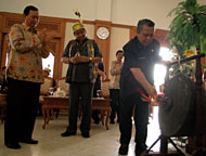 Didampingi Marthin Billa (kiri) dan Samuel Robert Djukuw, Plt Bupati Kukar Samsuri Aspar membuka Musda II PDKT Kukar