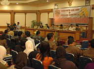 Suasana Diskusi Politik & Bedah Buku di Hotel Singgasana Tangga Arung tadi siang