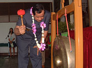 Bupati Kukar H Syaukani HR memukul gong sebagai tanda dibukanya Pekan Mudika VI Kevikepan Mahakam Tengah
