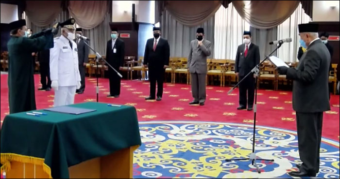 Suasana pengambilan sumpah jabatan Chairil Anwar sebagai Wakil Bupati Kukar oleh Gubernur Isran Noor  