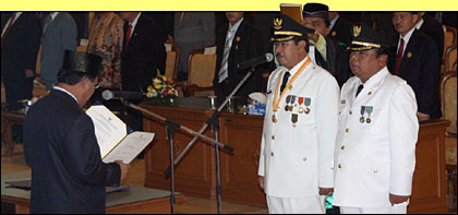 Gubernur Kaltim Suwarna AF ketika melantik H Syaukani HR dan H Samsuri Aspar sebagai Bupati dan Wakil Bupati Kukar periode 2005-2010