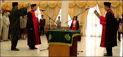 Suasana pengambilan sumpah jabatan Sudirman WP SH MH sebagai Ketua PN Tenggarong oleh Ketua PT Kaltim Tumpak Sihite SH (kanan) di Ruang Serba Guna, Kantor Bupati Kukar, tadi siang