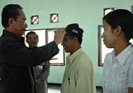 Pembukaan pelatihan ditandai dengan pemasangan topi petugas Sensus Ekonomi 2006 secara simbolis oleh Asisten I Pemkab Kukar