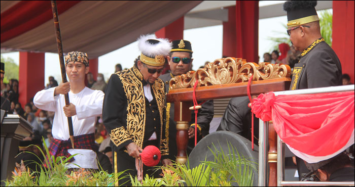 Sultan Kutai H.A.M. Arifin melakukan pemukulan gong saat membuka Erau Adat Kutai 2024 di Stadion Rondong Demang, Tenggarong