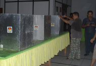 Tiga buah bilik suara tengah disiapkan di TPS 5 Kelurahan Panji yang berada di dalam gedung Serapo LPKK Tenggarong. Di TPS ini, Pj Bupati H Sjachrudin dan istri akan menyalurkan hak pilihnya