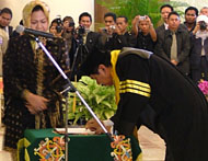 Prof Dr H Syaukani HR MM menandatangani berita acara pengukuhan dirinya sebagai Guru Besar bidang Ilmu Ekonomi disaksikan Ir Hj Darni Subari MS dari Kopertis Wilayah XI Kalimantan