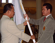 Ketua Pengkab Perkemi Kukar yang baru Drs H Basran Yunus MM (kiri) ketika menerima bendera Perkemi dari Ir H Zuhdi Yahya MP