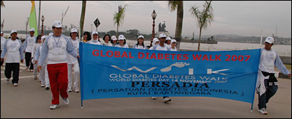 Kegiatan jalan santai dalam rangka Hari Diabetes se-Dunia yang digelar di Tenggarong tadi pagi