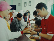 Para peserta ceramah Persadia Kukar melakukan pemeriksaan diabetes gratis