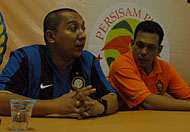 Manajer Tim Mitra Kukar H Fahmi (kiri) menilai hasil pertandingan sudah cukup obyektif bagi kedua tim