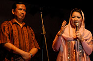Bupati Rita Widyasari didampingi Wabup Ghufron Yusuf mengucapkan terima kasih kepada masyarakat yang telah memberikan dukungan pada Pilkada 2010 lalu 