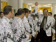 Wakil Ketua PGRI Kaltim Tomo AW  (kanan) mengucapkan selamat kepada Ketua PGRI Kukar yang baru, H Abd Thalib