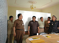 Plt Bupati Kukar Samsuri Aspar (kanan) saat meninjau ruang Sekretariat Desk Pilkada Kukar