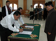 Ketua KPUD Kukar Machlan Marwan menyaksikan perwakilan anggota PPK se-Kukar menandatangani berita acara pelantikan