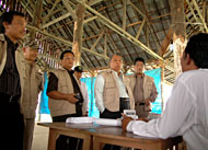 Rombongan Plt Bupati Kukar mendengarkan penjelasan dari Ketua KPPS 11 Manunggal Jaya