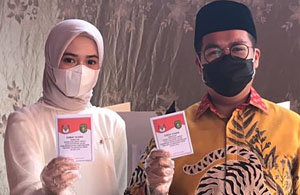 Cawabup Rendi Solihin didampingi istri menunjukkan surat suara yang akan dicoblos pada pemungutan suara Pilkada Kukar 9 Desember 2020