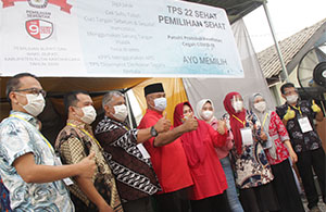 Usai mencoblos, petahana Edi Damansyah dan istri foto bersama Ketua dan anggota KPPS 22 Timbau