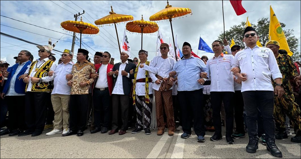 Pasangan Dendi Suryadi-Alif Turiadi bergandengan tangan bersama pihak parpol pengusung dan pendukung saat mendaftar ke KPU Kukar