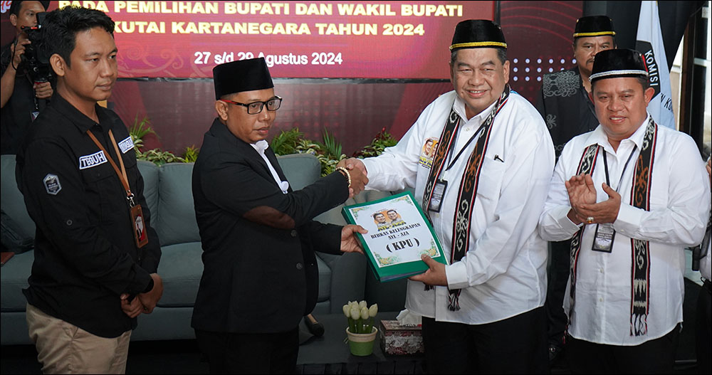 Ketua KPU Kukar Rudi Gunawan didampingi Ketua Bawaslu Kukar Teguh Wibowo saat menerima berkas pendaftaran paslon AYL-AZA