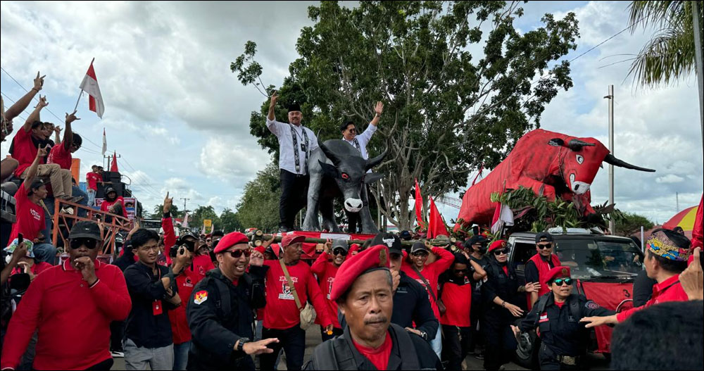 Paslon petahana Edi Damansyah dan Rendi Solihin diarak ribuan simpatisan PDI Perjuangan usai mendaftar ke KPU Kukar