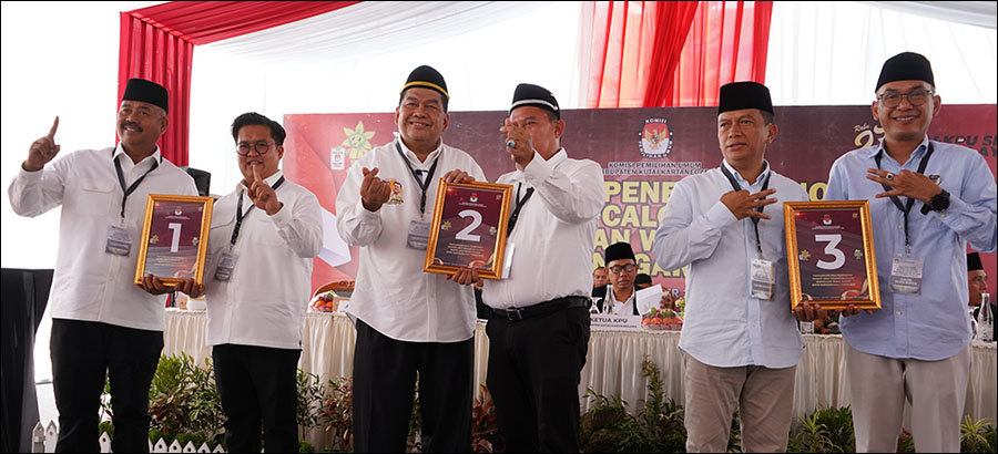 Tiga paslon peserta Pilkada Kukar menunjukkan nomor urut masing-masing