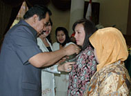 Bupati Kukar H Syaukani HR didampingi Ketua TP PKK Kukar Ny Hj Dayang Kartini saat menyematkan tanda peserta Rakerkab III PKK Kukar